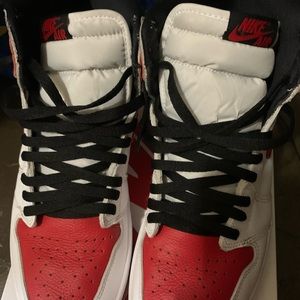 Jordan 1s red and white comes with multiple laces